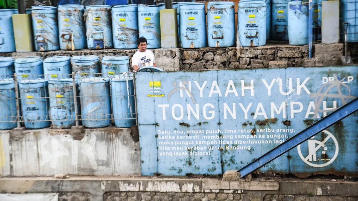 Warga mengolah sampah organik dalam komposter di tempat pengolahan sampah mandiri Tamansari, Kota Bandung, Sabtu (1/2). Foto: Dimas Rachmatsyah / Jabar Ekspres