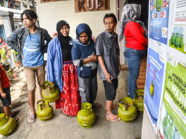 Warga mengantre sambil membawa tabung gas elpiji 3 kg kosong di salah satu pangkalan elpiji di kawasan Jalan Suryani, Kota Bandung, Senin (3/1). Foto: Dimas Rachmatsyah / Jabar Ekspres
