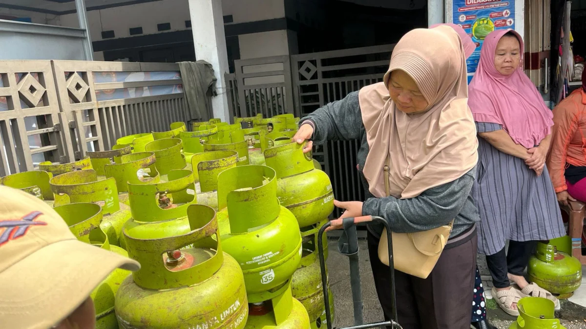 Ilustrasi warga tengah berburu LPG 3 kg di pangkalan resmi. (Dok. Jabar Ekspres)