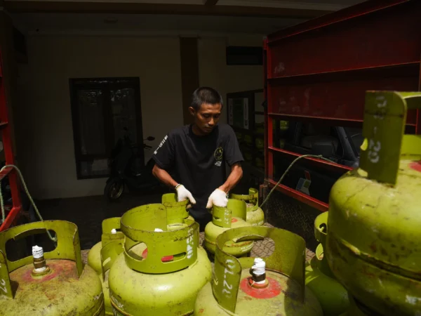 Petugas menurunkan tabung gas elpiji 3 kg dari mobil pikap di salah satu pangkalan elpiji di kawasan Jalan Suryani, Kota Bandung, Senin (3/1). Foto: Dimas Rachmatsyah / Jabar Ekspres