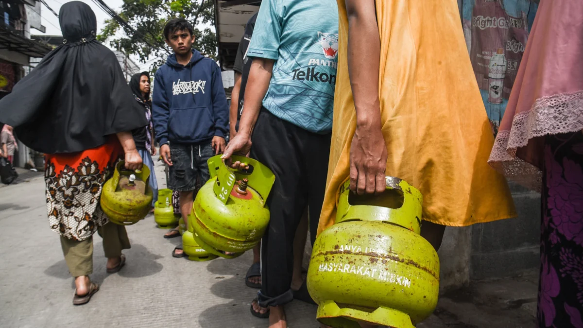 Dok. Warga mengantre sambil membawa tabung gas elpiji 3 kg kosong di salah satu pangkalan elpiji di kawasan Jalan Suryani, Kota Bandung, Senin (3/1). Foto: Dimas Rachmatsyah / Jabar Ekspres