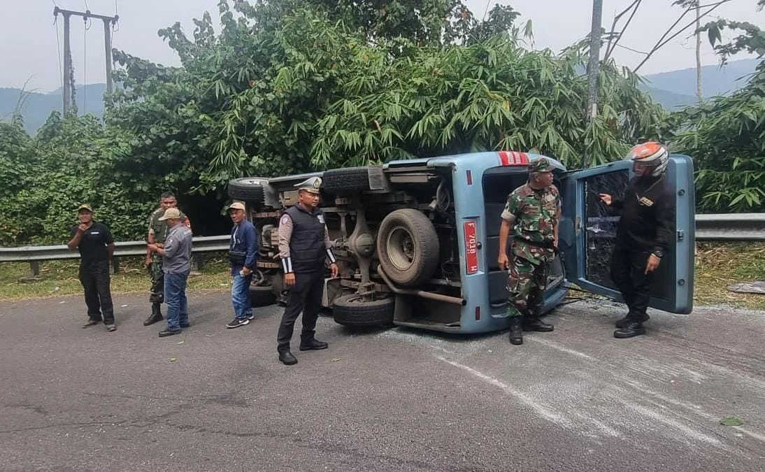 Ist. Sebuah minibus atau elf berplat merah Terguling di Kabupaten Sukabumi. Istimewa.