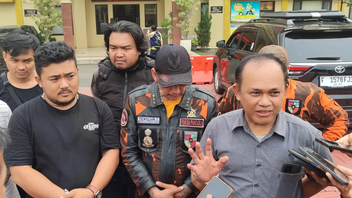 Kuasa Hukum korban penembakan di Jalan Perintis Kemerdekaan, Kota Bogor, Herlan Budiatno bersama rekan korban saat memberikan keterangan di Mapolresta Bogor Kota, Senin (3/2) Sore. (Yudha Prananda / Jabar Ekspres)