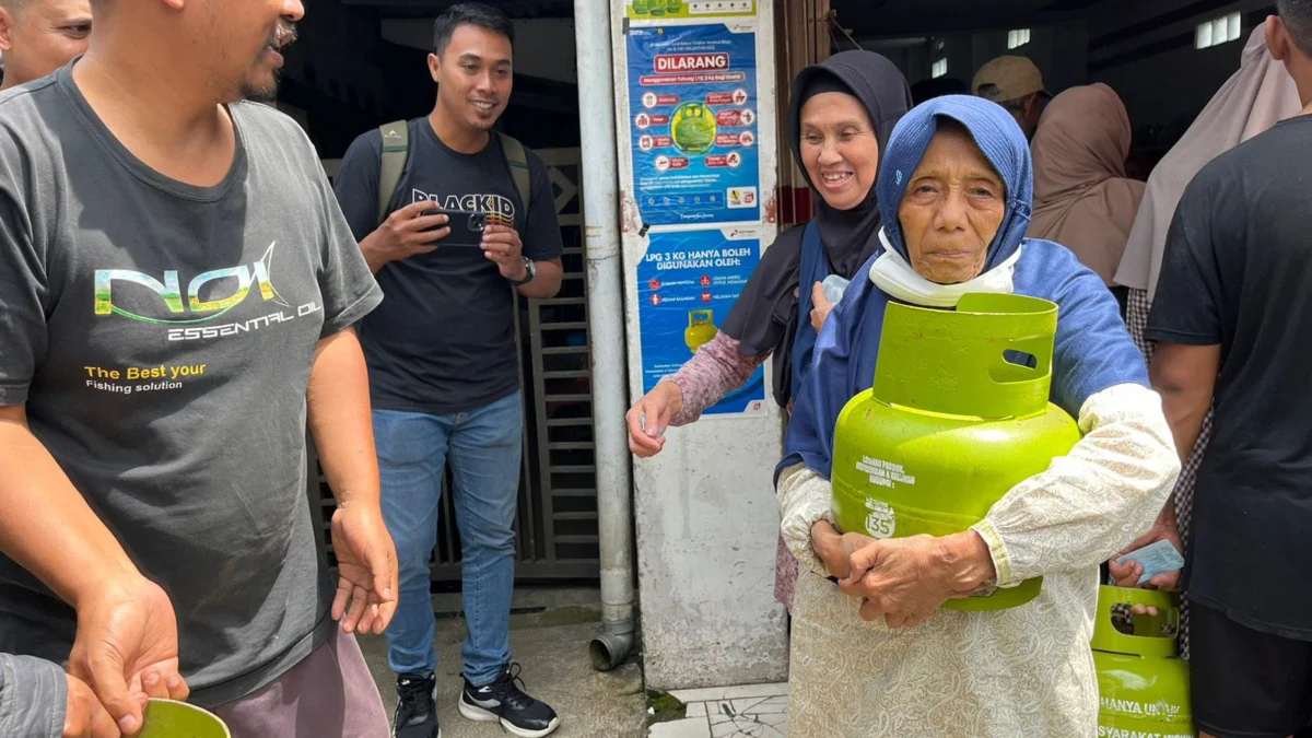 Warga Lansia yang Ikut Mengantre Gas LPG 3 Kg di Salah Satu Pangkalan, Jalan Terusan Kota Cimahi (Mong / Jabar Ekspres)