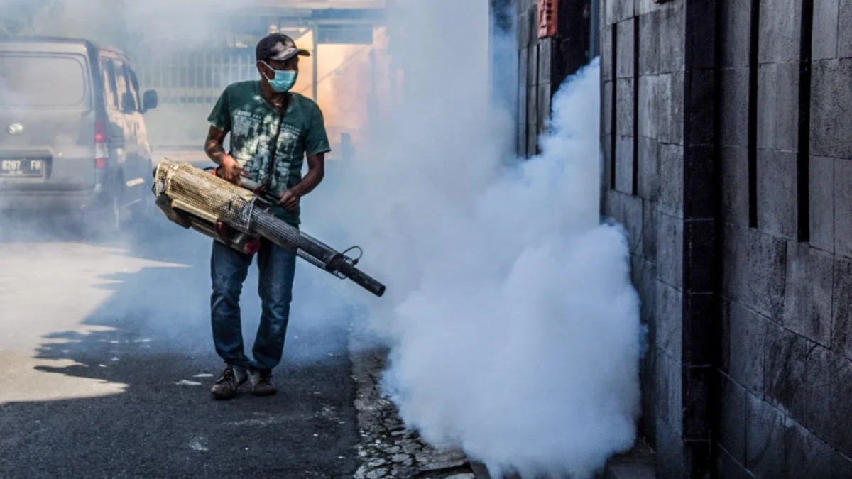 Ilustrasi: Petugas melakukan pengasapan fogging di salah satu komplek di Kota Bandung beberapa waktu lalu. Foto: Dimas Rachmatsyah / Jabar Ekspres