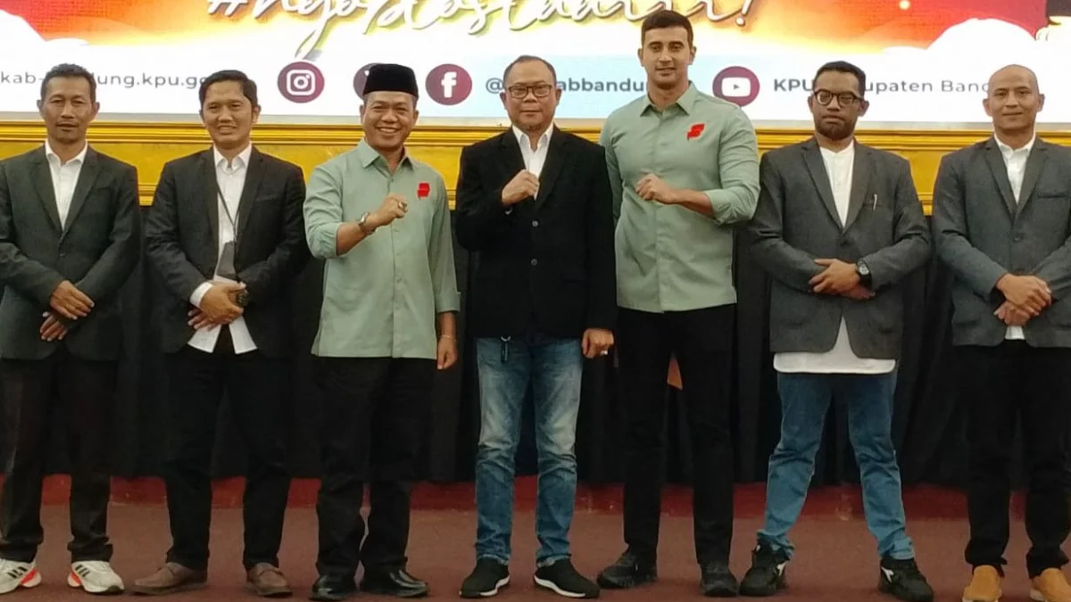 Komisi Pemilihan Umum (KPU) Kabupaten Bandung menggelar rapat pleno terbuka penetapan pasangan calon bupati dan wakil bupati terpilih pada pemilihan kepala daerah (Pilkada) 2024 berlangsung di Hotel Sutan Raja, Soreang, Kabupaten Bandung, Rabu (5/2/2025) pukul 09.02 WIB. Foto Agi / Jabar Ekspres