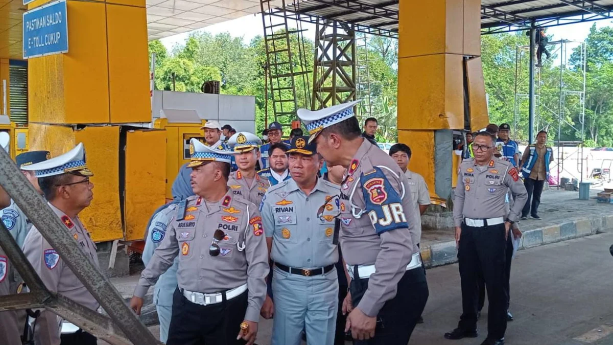 Kepala Korlantas Polri, Brigjen Agus Suryo Nugroho saat meninjau lokasi kecelakaan beruntun di Gate Tol Ciawi 2, Rabu (5/2). (Yudha Prananda / Jabar Ekspres)