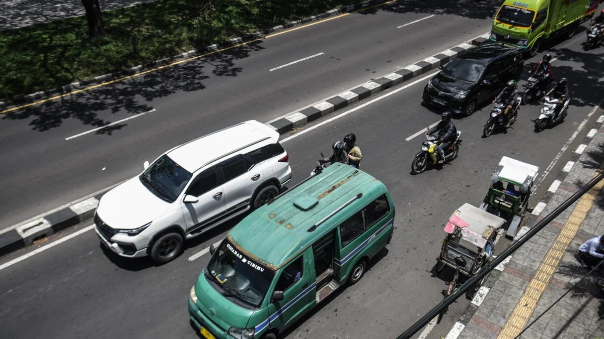 Transportasi publik angkot melintas di Jalan Soekarno Hatta, Kota Bandung, Rabu (5/2). Foto: Dimas Rachmatsyah / Jabar Ekspres