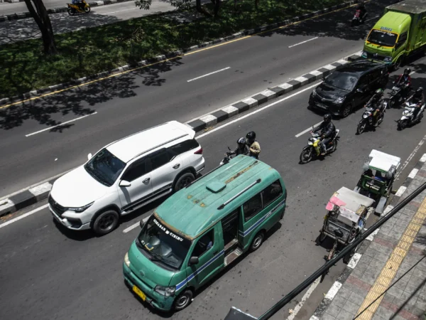 Transportasi publik angkot melintas di Jalan Soekarno Hatta, Kota Bandung, Rabu (5/2). Foto: Dimas Rachmatsyah / Jabar Ekspres