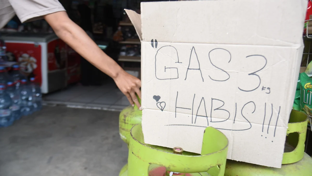 Gas LPG 3 Kg masih kosong di salah satu warung di Jalan Ciwastra, Kota Bandung, Rabu (5/2). Foto: Dimas Rachmatsyah / Jabar Ekspres