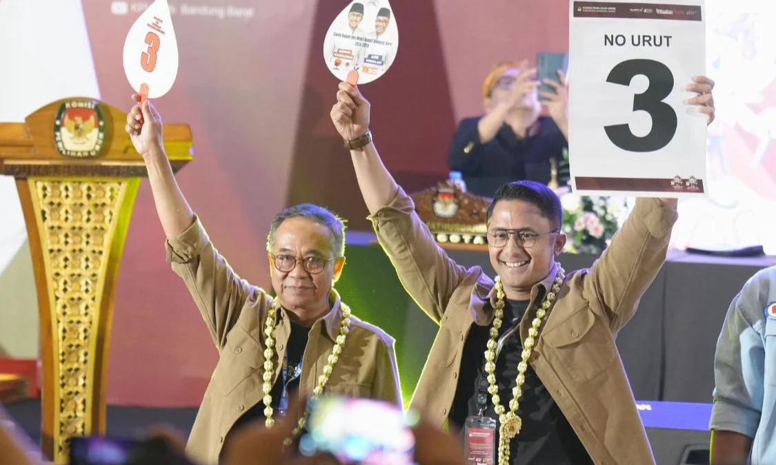 Hengky Kurniawan dan Ade Sudrajat usai menerima nomor urut di Pilkada Bandung Barat 2024. Dok Jabar Ekspres/wit