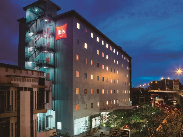 ibis Bandung Pasteur adalah hotel bintang 3 bertaraf internasional yang merupakan bagian jaringan Grup Accor, hotel ini berlokasi di Jalan Dr Djunjunan No. 22 Bandung