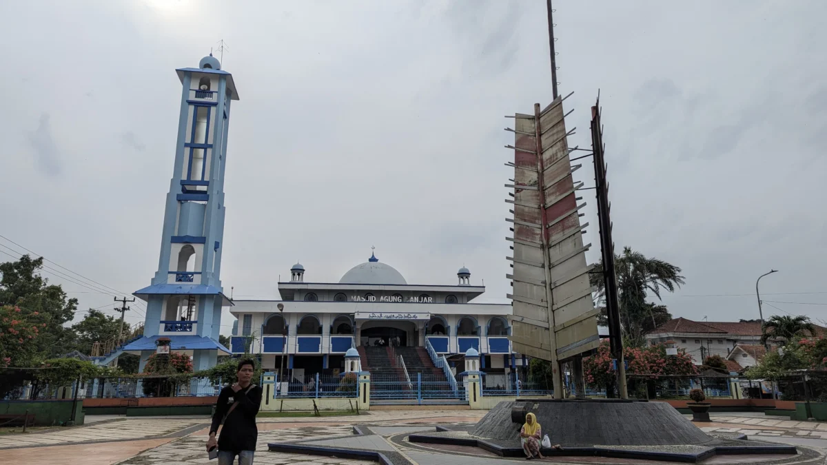 Alun Alun Banjar dan Masjid Agung nampak tidak terawat. Komisi lll DPRD mendukung langkah Walikota terpilih yang akan mempercantik dua ikon wajah Kota Banjar ini. (Cecep Herdi/Jabar Ekspres)