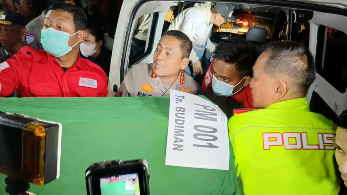 Polresta Bogor Kota proses membawa peti jenazah ke dalam ambulans. (Jabar Ekspres)