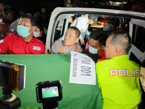 Polresta Bogor Kota proses membawa peti jenazah ke dalam ambulans. (Jabar Ekspres)
