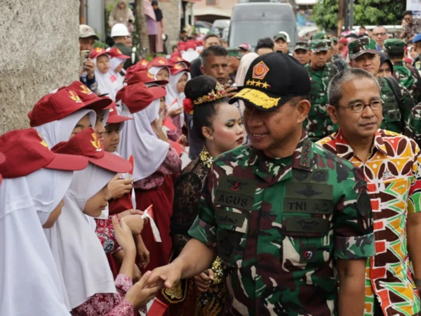 Panglima TNI, Jenderal Agus Subiyanto Didampingi Pj Wali Kota Cimahi, Benny Bachtiar saat Tiba di SDN Pasirkaliki Mandiri 2 (Mong / Jabar Ekspres)