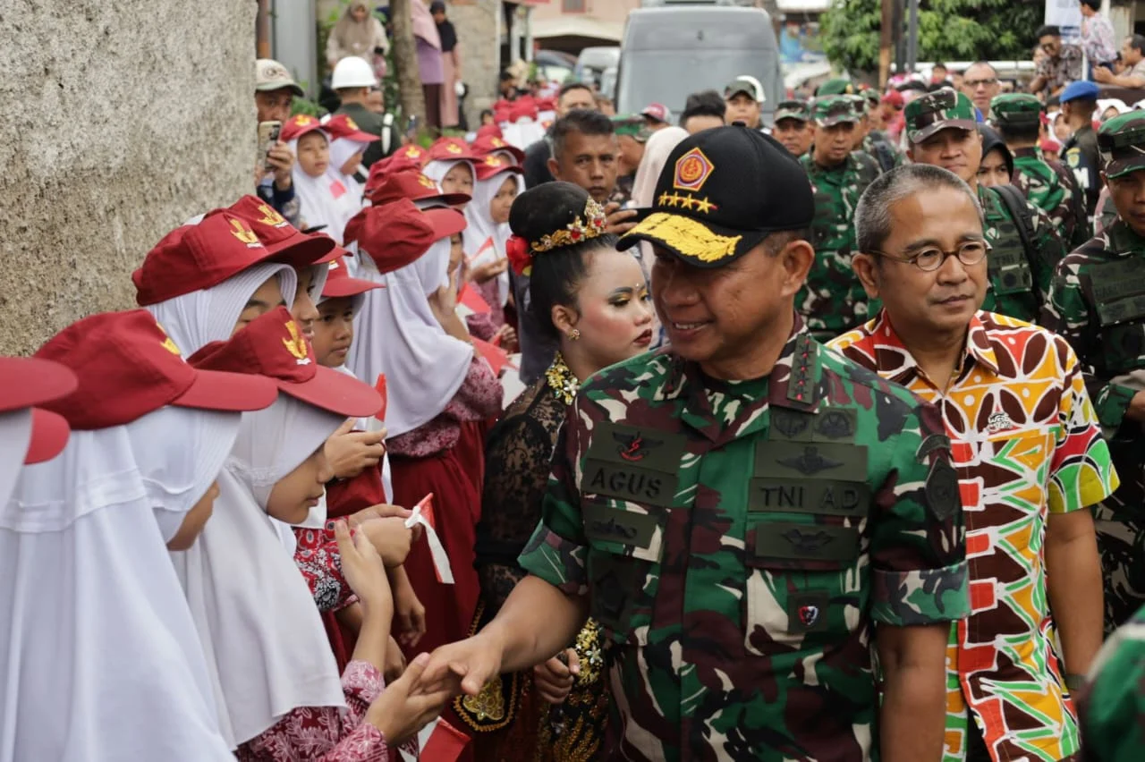 Panglima TNI, Jenderal Agus Subiyanto Didampingi Pj Wali Kota Cimahi, Benny Bachtiar saat Tiba di SDN Pasirkaliki Mandiri 2 (Mong / Jabar Ekspres)