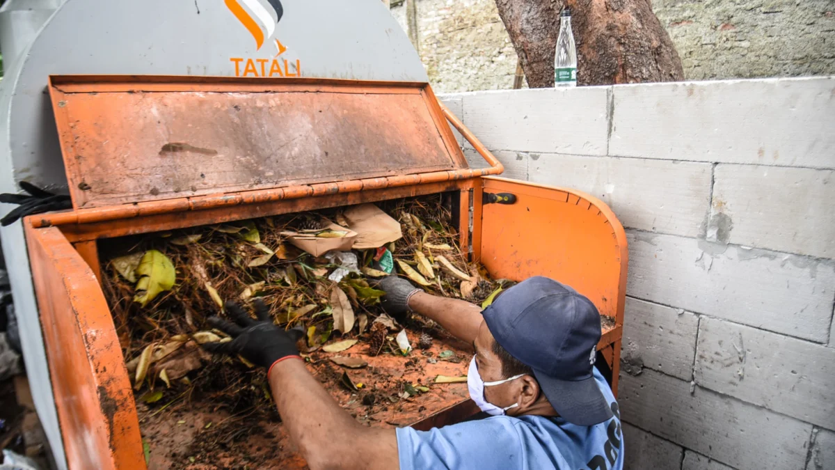 Pekerja mengolah sampah di Tempat Pengolahan Sampah Terpadu (TPST) Kebun Binatang Bandung, Kota Bandung, Kamis (6/2). Foto: Dimas Rachmatsyah / Jabar Ekspres