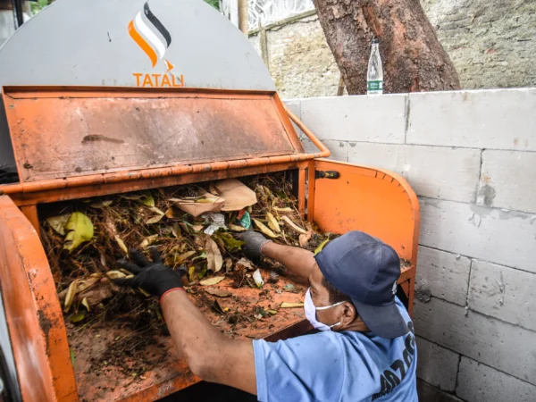 Pekerja mengolah sampah di Tempat Pengolahan Sampah Terpadu (TPST) Kebun Binatang Bandung, Kota Bandung, Kamis (6/2). Foto: Dimas Rachmatsyah / Jabar Ekspres