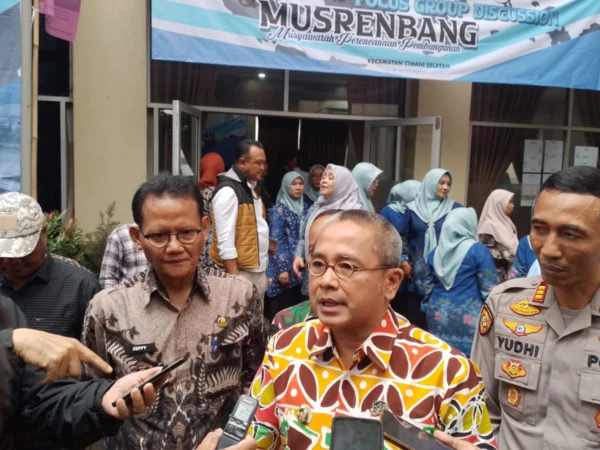Pj Wali Kota Cimahi, Benny Bachtiar Bersama Camat Cimahi Selatan, Ceppy Rustiawan dan Kapolsek Cimahi Selatan, AKP Yudhi Usai Musrembang (Mong)