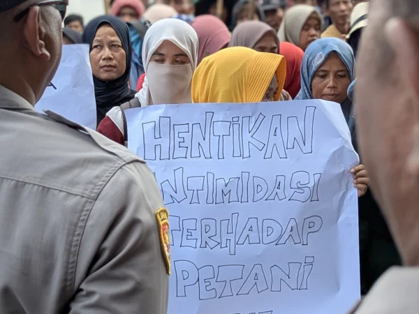 Para petani yang tergabung dalam Serikat Petani Pasundan menggelar aksi unjuk rasa di Gedung DPRD Banjar pada Rabu 5 Februari 2025. (Cecep Herdi/Jabar Ekspres)
