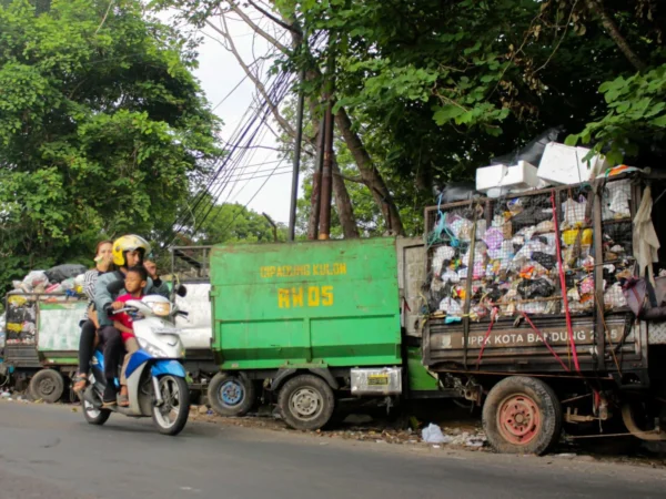 Foto ilustrasi sampah harian Kota Bandung : Pemprov Jabar resmi menambah ritase pembuangan sampah hari Kota Kembang menjadi 145 rit ke TPA Sarimukti (Jabarekspres)