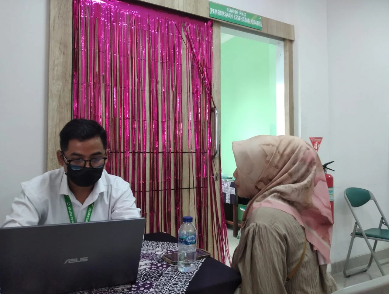 Masyarakat sedang cek kesehatan gratis di Puskesmas Puter, Kota Bandung, Senin (10/2).