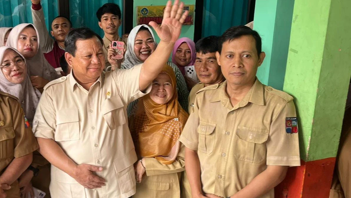 Presiden Prabowo Subianto saat menyapa para Siswa-siswi di SDN Kedung Jaya 1 Kota Bogor, Senin (10/2). (Yudha Prananda / Jabar Ekspres)