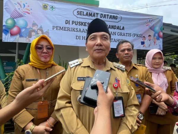 Pj Bupati Bogor saat memberikan tanggapan kepada wartawan seusai meninjau pelaksanaan pemeriksaan kesehatan gratis di Puskesmas Cimandala, Sukaraja, Kabupaten Bogor, pada Senin (10/2). Foto : Regi