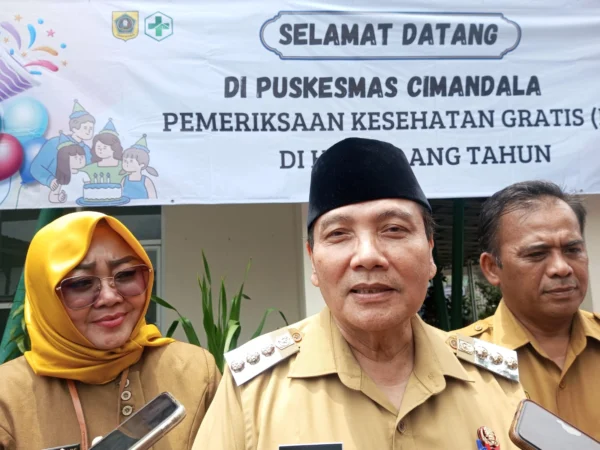 Pj Bupati Bogor Bachril Bakri saat memberikan tanggapan kepada awak media seusai meninjau pemeriksaan kesehatan gratis di Puskesmas Cimandala, Sukaraja, Kabupaten Bogor, pada Senin (10/2). Foto : Regi