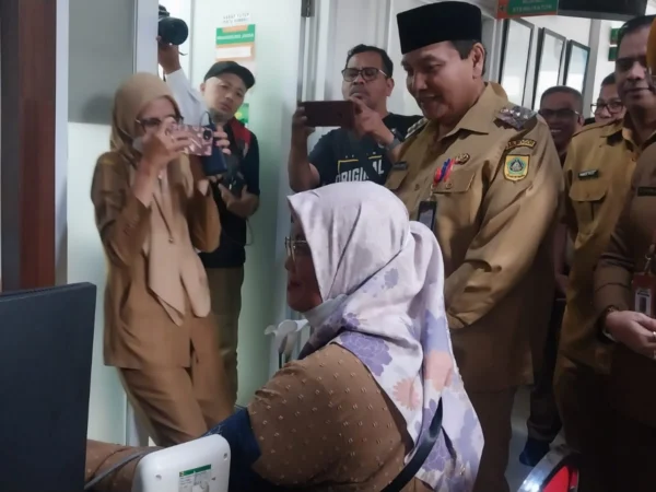 Pj Bupati Bogor, Bachril Bakri saat meninjau pemeriksaan kesehatan gratis di Puskesmas Cimandala, Sukaraja, pada Senin (10/2). Foto : Regi