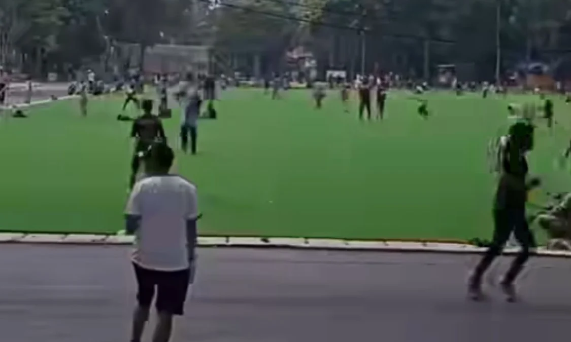 Viral Lapangan Upakarti yang berada di Komplek Pemkab Bandung, Soreang, saat digunakan oleh masyarakat padahal masih dalam tahap perbaikan. Foto Dok Tiktok Elskhoer