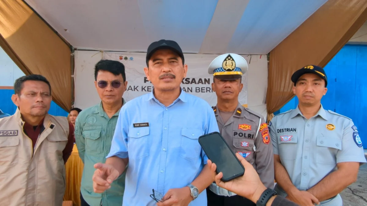 Kepala P3DW Kota Banjar, Benny Suranata (tengah) saat diwawancara awak media usai razia gabungan kendaraan bermotor di wilayah Parungsari Kota Banjar, Selasa 11 Februari 2025. (Cecep Herdi/Jabar Ekspres)