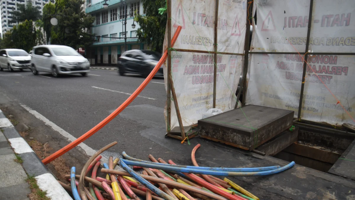 Sejumlah pengendara melintas di dekat proyek galian ducting di Jalan Asia Afrika, Kota Bandung, Jum'at (7/2). Foto: Dimas Rachmatsyah / Jabar Ekspres