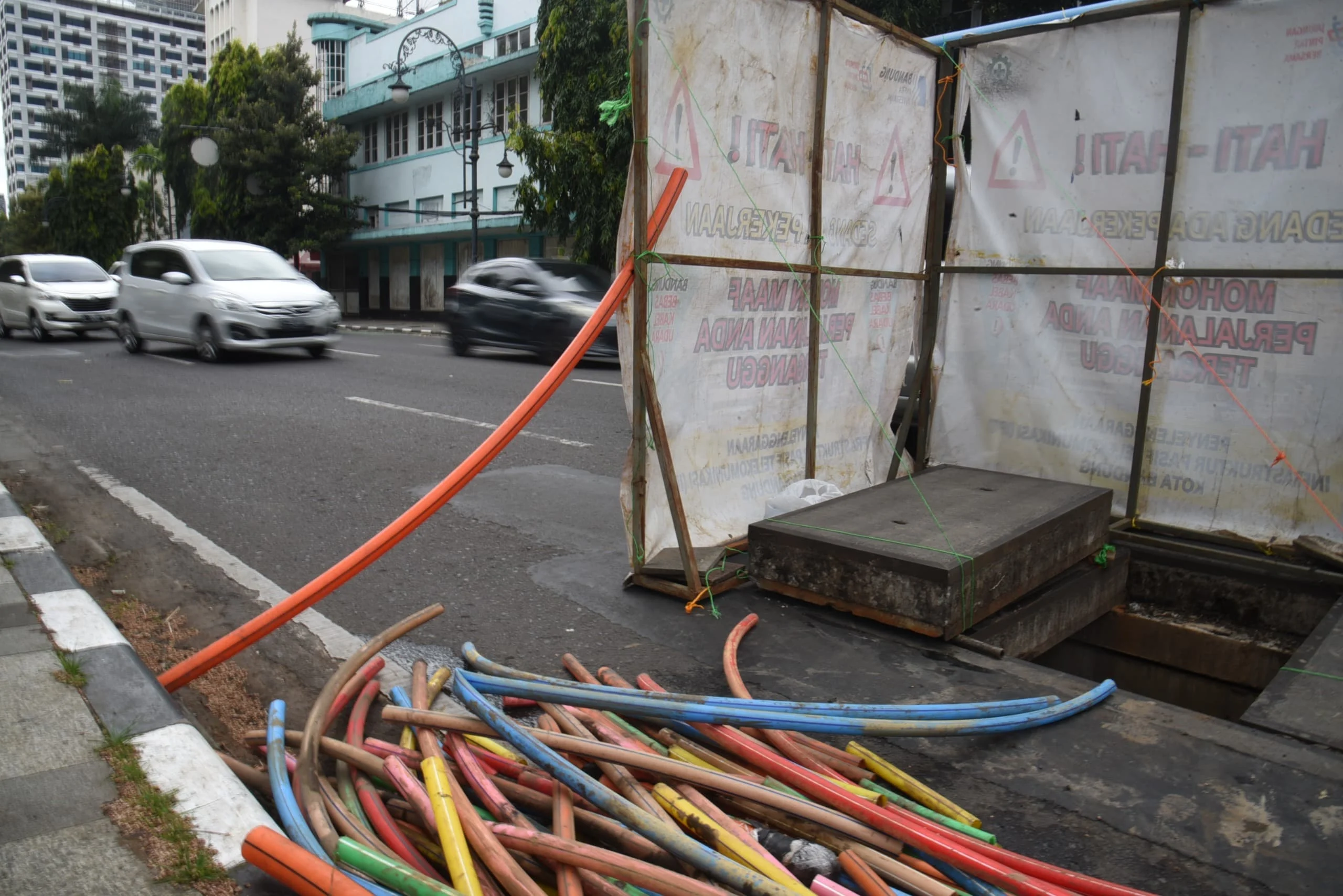 Sejumlah pengendara melintas di dekat proyek galian ducting di Jalan Asia Afrika, Kota Bandung, Jum'at (7/2). Foto: Dimas Rachmatsyah / Jabar Ekspres