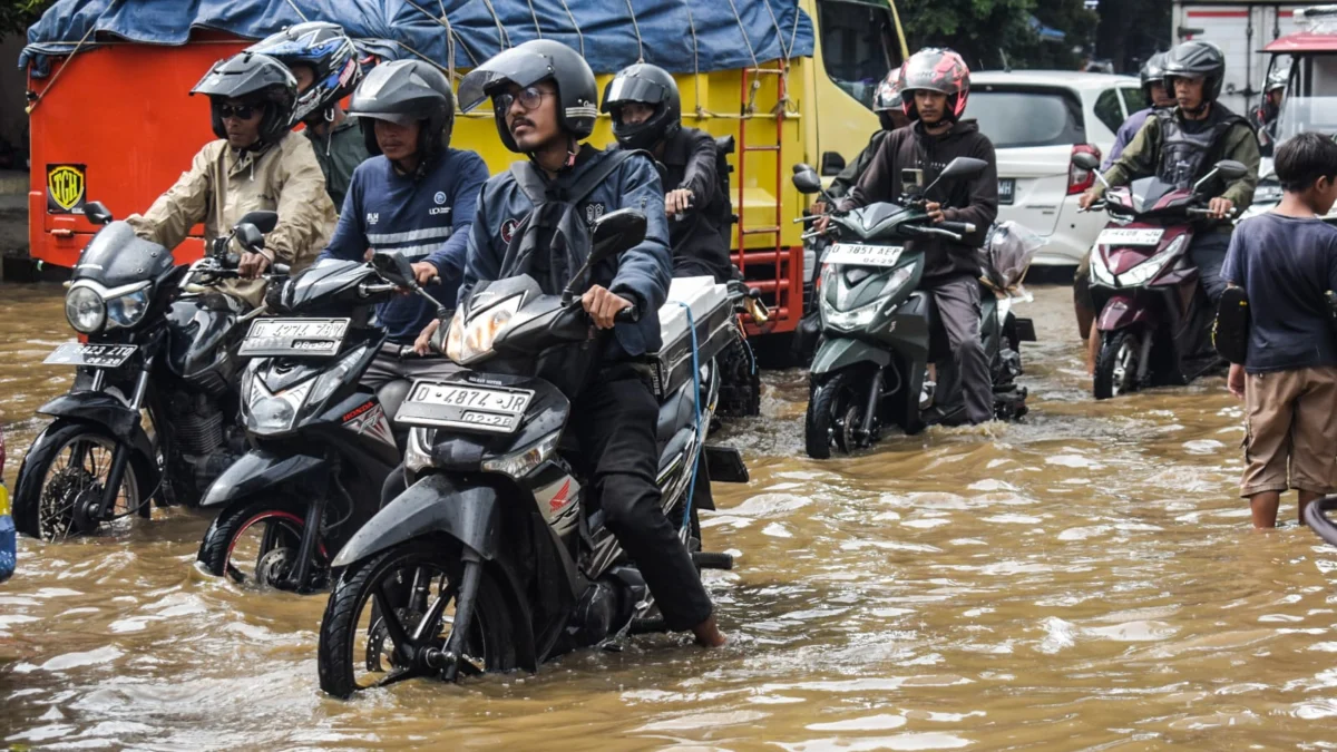 Ilustrasi Banjir Hadang Pengendara di Jalan (Foto: Dimas/Jabar Ekspres)