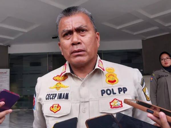 Kasatpol PP Kabupaten Bogor, Cecep Imam Nagarasid saat memberikan keterangan kepada awak media di Kompleks Kantor Bupati, Cibinong, Kabupaten Bogor, pada Selasa (11/2). Foto : Regi / Jabar Ekspres