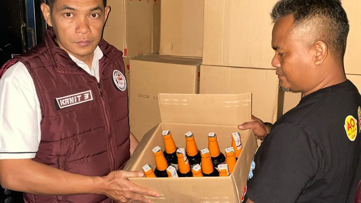 Satres Narkoba Polresta Bandung menggelar operasi penyakit masyarakat (pekat) cipta kondisi di Kecamatan Soreang, Kabupaten Bandung. Dalam operasi ini berhasil mengamankan ribuan botol minuman keras berbagai merk dari seorang penjual pria berinisial K (40). Foto Istimewa