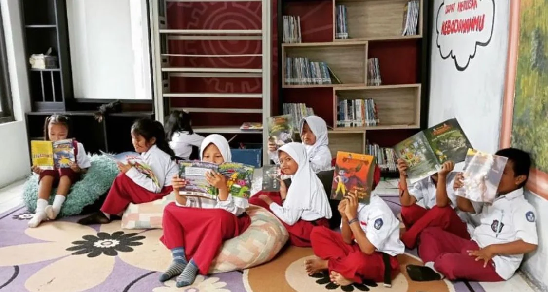 Siswa-Siswi di Sekolah Dasar (SD) Kecamatan Cipatat, Bandung Barat tengah membaca buku. Dok Jabar Ekspres/Suwitno/