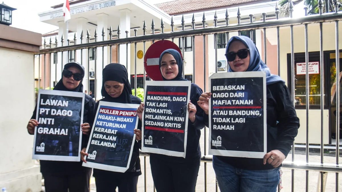 Warga Dago Elos membawa poster di depan Pengadilan Tinggi Tata Usaha, Kota Bandung, Rabu (12/2). Foto: Dimas Rachmatsyah / Jabar Ekspres