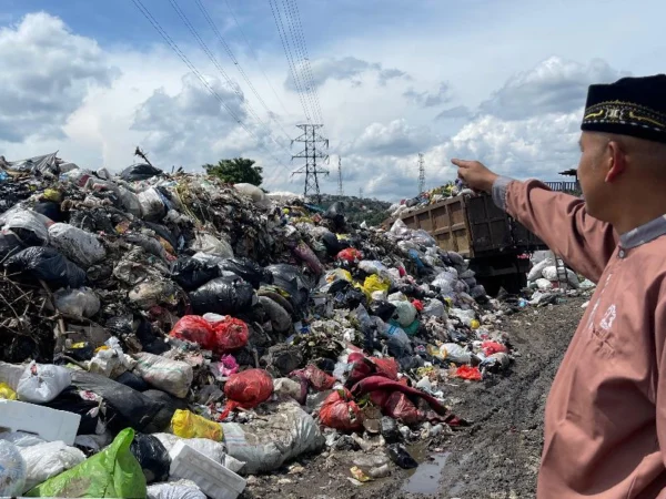 Sampah di UPT Kebersihan Jalan Gedong Lima Padalarang, Bandung Barat semakin menumpuk. Dok Jabar Ekspres/wit