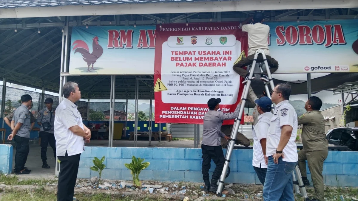 Pemerintah Kabupaten Bandung, mengambil langkah tegas dengan memasang spanduk peringatan di tiga tempat usaha yang tidak memenuhi kewajiban pajak. Foto IstimewaPemerintah Kabupaten Bandung, mengambil langkah tegas dengan memasang spanduk peringatan di tiga tempat usaha yang tidak memenuhi kewajiban pajak. Foto Istimewa