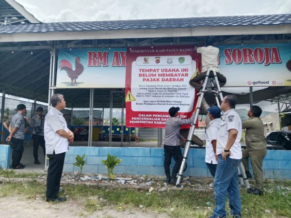 Pemerintah Kabupaten Bandung, mengambil langkah tegas dengan memasang spanduk peringatan di tiga tempat usaha yang tidak memenuhi kewajiban pajak. Foto IstimewaPemerintah Kabupaten Bandung, mengambil langkah tegas dengan memasang spanduk peringatan di tiga tempat usaha yang tidak memenuhi kewajiban pajak. Foto Istimewa