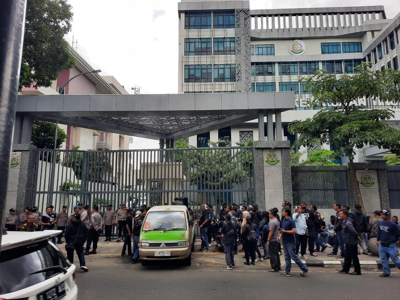 Gelar Aksi di Depan Kejati Jabar, Ratusan Masyarakat Minta Usut Kasus Ini
