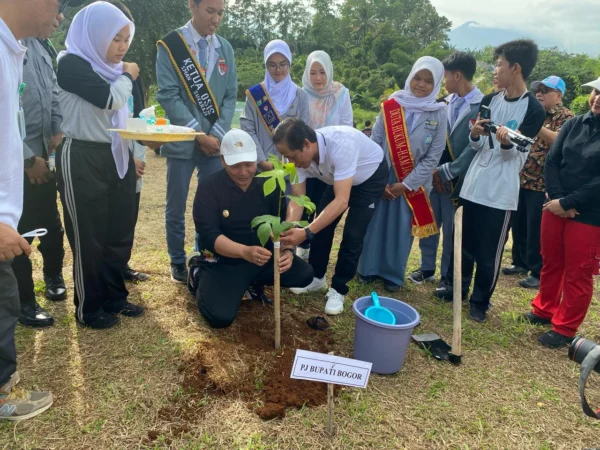 Menteri Lingkungan Hidup Hanif Faisol Nurofiq bersama Pj Bupati Bogor Bachril Bakri saat menanam pohon sukun di SMAN 1 Sukaraja, Kabupaten Bogor, pada Kamis (13/2). Foto : Regi / Jabar Ekspres