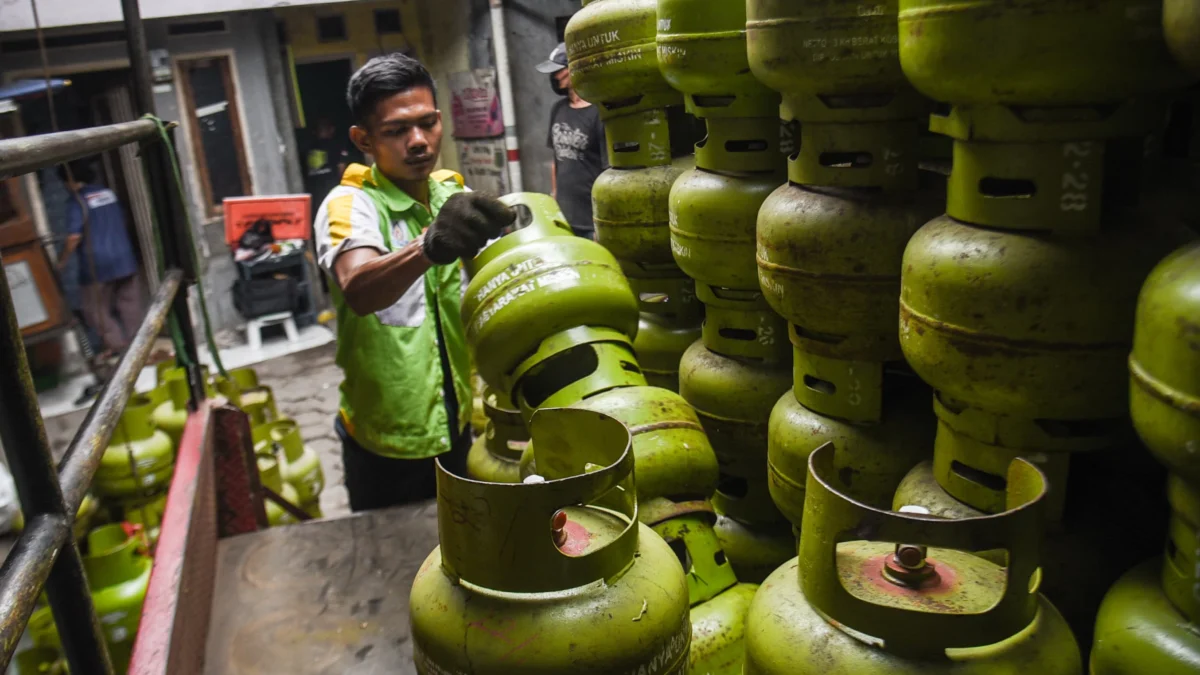 Petugas menurunkan gas LPG 3 Kg di Pangkalan beberapa waktu lalu. Foto: Dimas Rachmatsyah / Jabar Ekspres