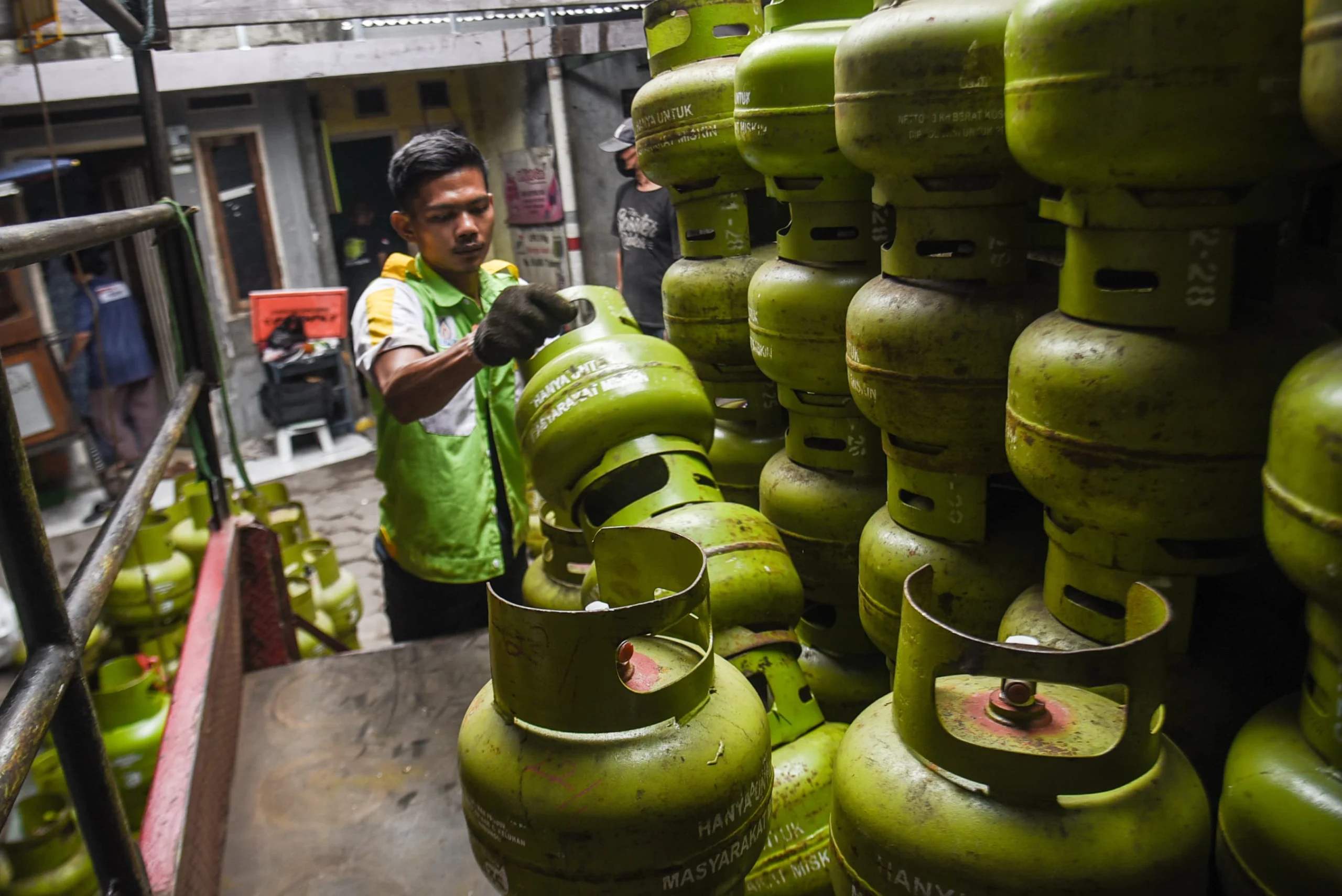 Petugas menurunkan gas LPG 3 Kg di Pangkalan beberapa waktu lalu. Foto: Dimas Rachmatsyah / Jabar Ekspres