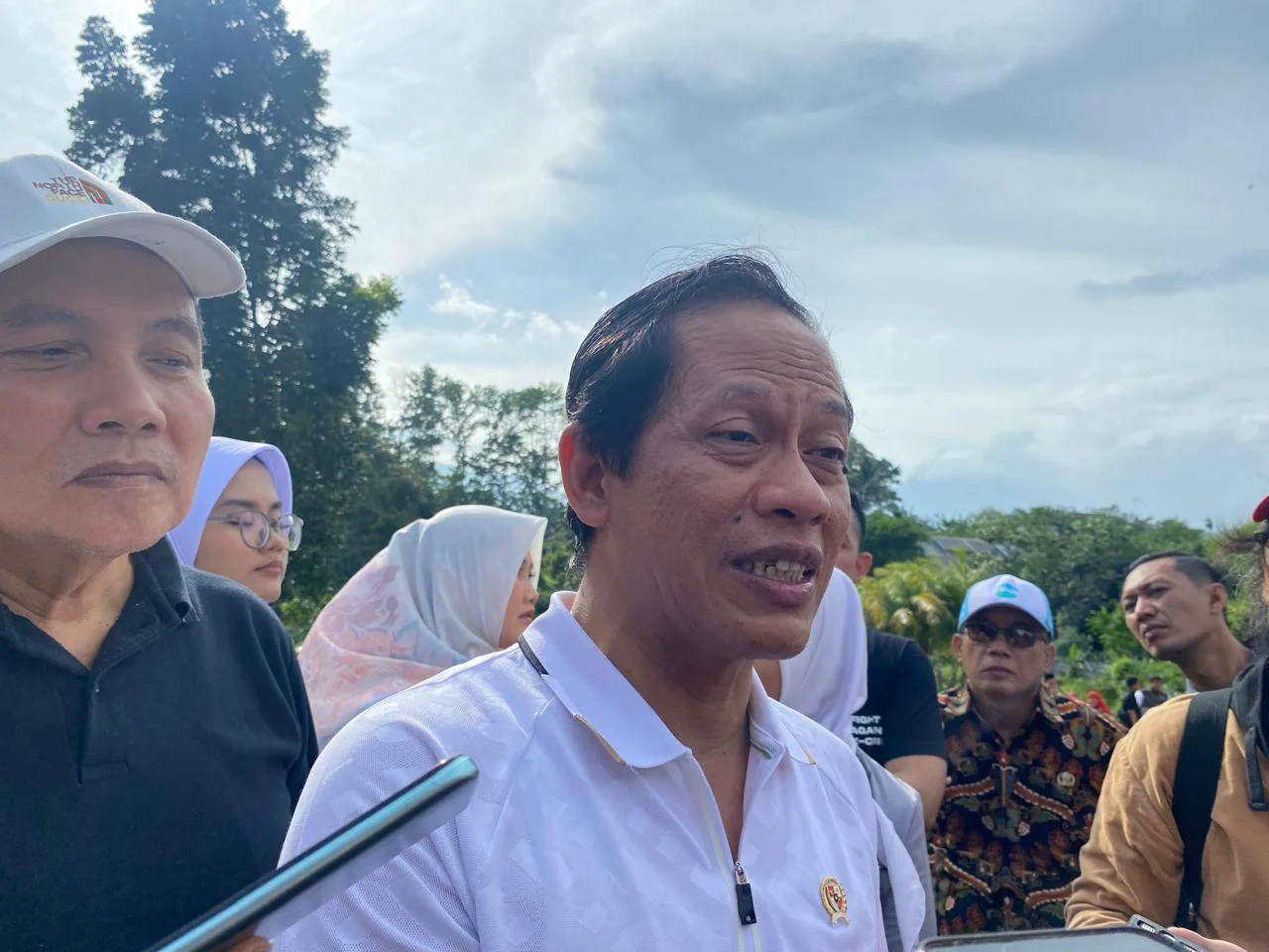 Menteri Lingkungan Hidup Hanif Faisol Nurofiq bersama Pj Bupati Bogor Bachril Bakri saat memberikan keterangan kepada awak media seusai menanam pohon di SMAN 1 Sukaraja, Kabupaten Bogor, pada Kamis (13/2). Foto : Regi