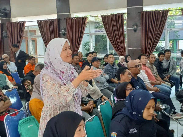 Salah Seorang Peserta Mitigasi Bencana Teman Tuli saat Memberikan Pertanyaan pada BPBD Kota Cimahi soal I formasi Mitigasi (mong)