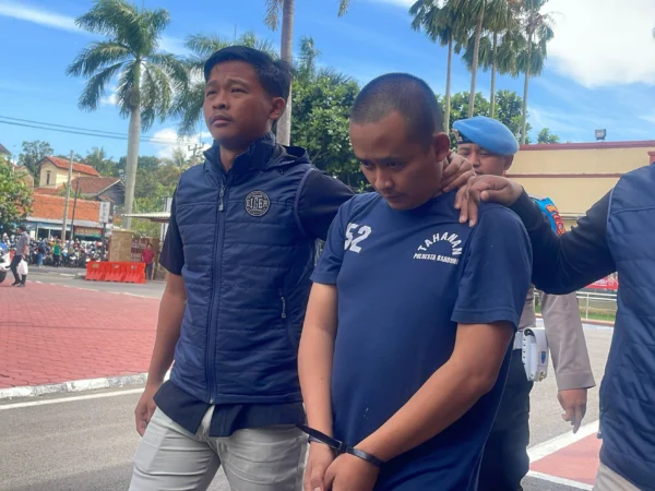 Seorang pria berinisial B (31) berhasil diamankan jajaran Satreskrim Polresta Bandung setelah melakukan pencabulan terhadap tiga orang korban, satu anak dan dua orang dewasa. Foto Agi